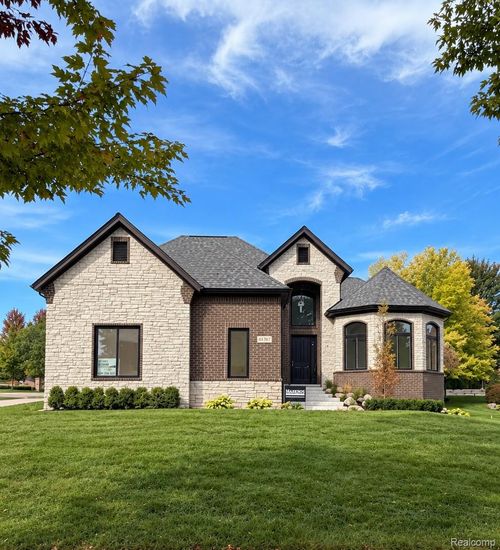61367 Beacon Hill Dr, Washington Twp, MI, 48094-1222 | Card Image