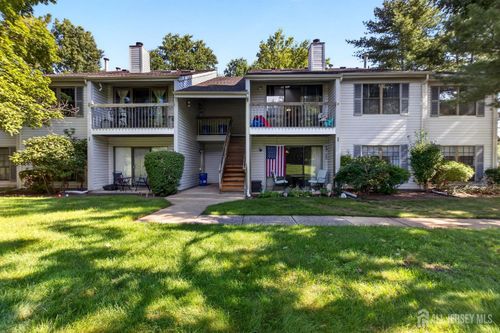 32 Crabapple Ln, FRANKLIN PARK, NJ, 08823-1407 | Card Image