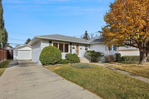 10 Glamorgan Dr Sw, Calgary, AB, T3E4Z2 | Card Image