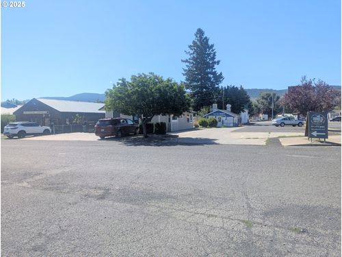 203 Willow St, La Grande, OR, 97850-3446 | Card Image