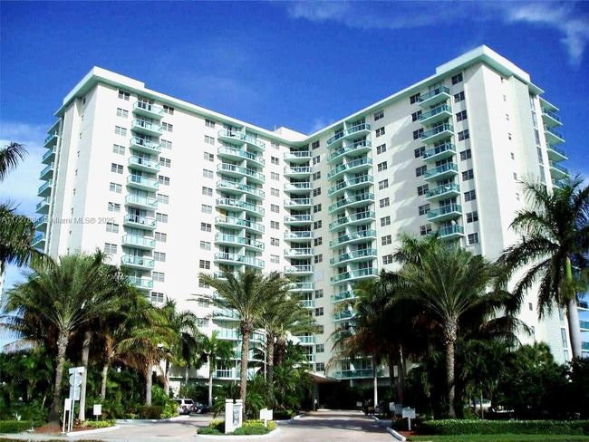 APT-2W - 3801 S Ocean Dr, Condo with 2 bedrooms, 2 bathrooms and null parking in Hollywood FL | Image 32