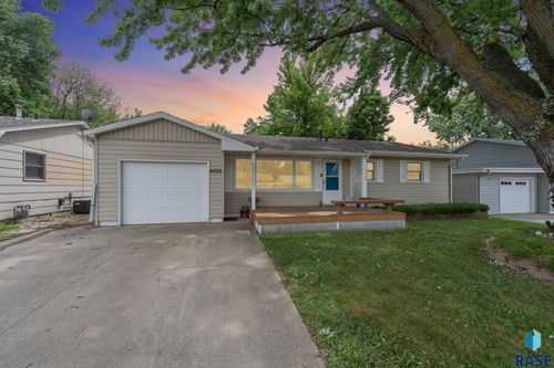 4005 E 7th St Street, Sioux Falls, SD, 57103 | Card Image