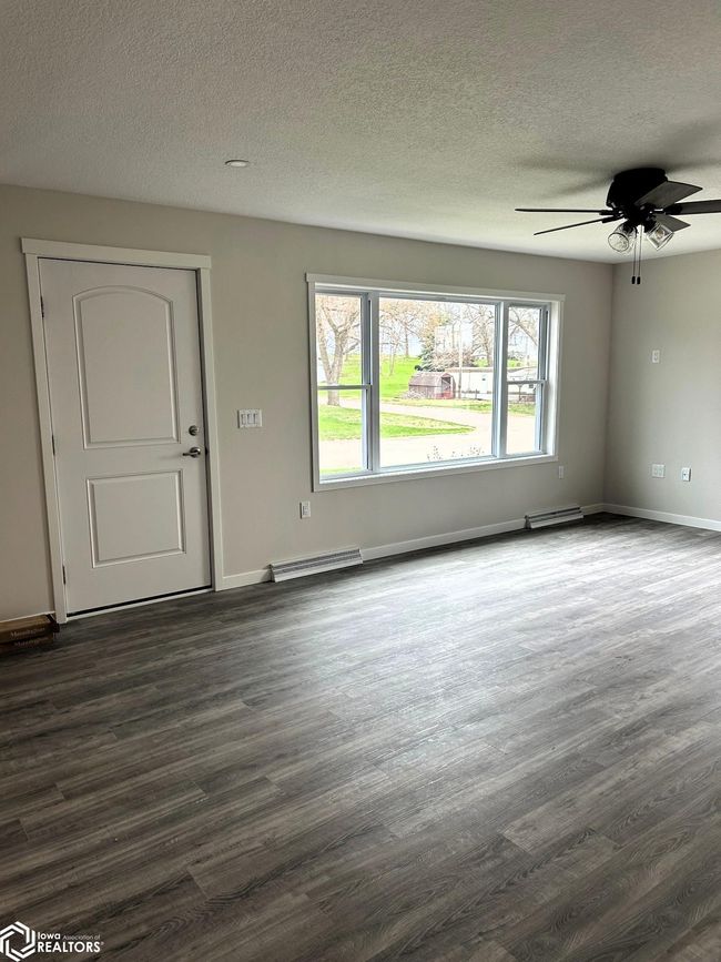 906 4 Th St, Home with 4 bedrooms, 2 bathrooms and 6 parking in Victor IA | Image 4