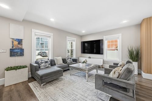 13 Leyden St, Medford, MA, 02155-6632 | Card Image