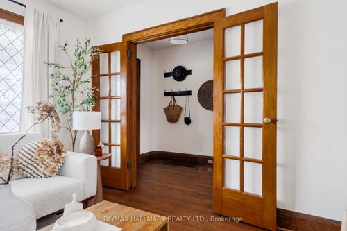 2076 Gerrard Street E, Toronto, ON, M4E2B5 | Card Image