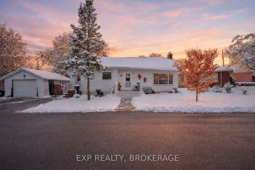 212 Robinson St, Napanee, ON, K7R2S7 | Card Image