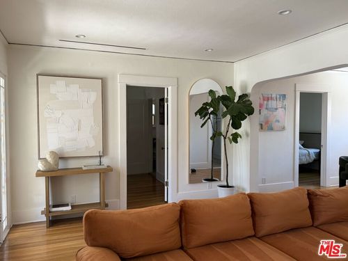 531 Burchett St, Glendale, CA, 91203 | Card Image