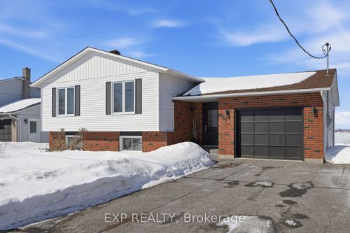 584 Holmes St, Winchester, ON, K0C2K0 | Card Image