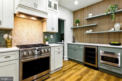 713 Main St, Riverton, NJ, 08077-1703 | Card Image