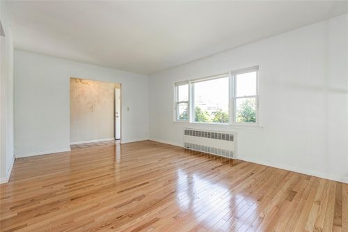 200 39th Ave, Bayside, NY, 11361-1858 | Card Image