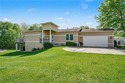 813 Ne Sonora Valley Cir, Blue Springs, MO, 64014-1462 | Card Image