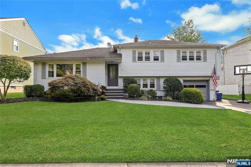 42 Eastbrook Dr, River Edge, NJ, 07661-1004 | Card Image