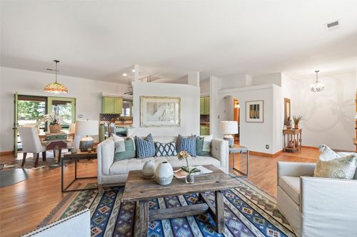520 Este Es Rd, Taos, NM, 87571-6688 | Card Image