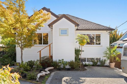 3015 Earl Grey St, Saanich, BC, V9B1L1 | Card Image