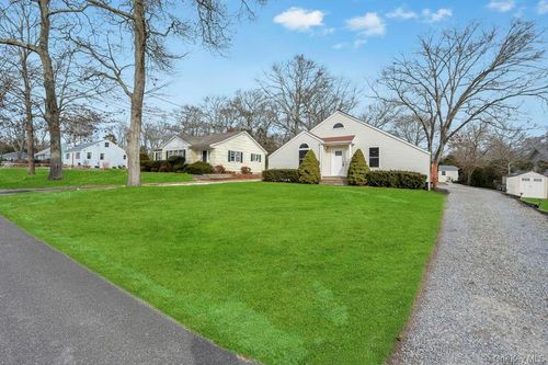 160 Oak St, Mattituck, NY, 11952-1353 | Card Image