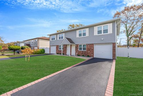 a-54 Evergreen St, West Babylon, NY, 11704-7724 | Card Image