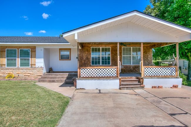 202 Sharp Ave, House other with 3 bedrooms, 2 bathrooms and 1 parking in Ballinger TX | Image 5