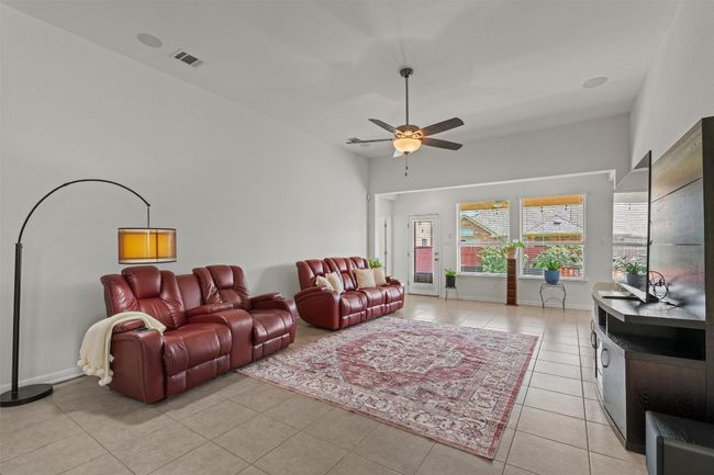 Large living room | Image 10