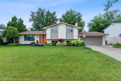 39519 Twenlow Dr, Clinton Township, MI, 48038-5708 | Card Image