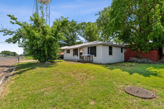 204 N Elm St, House other with 3 bedrooms, 2 bathrooms and null parking in Kemp TX | Image 4