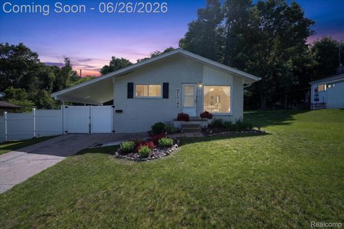 852 Manor Dr, Milford, MI, 48381-1757 | Card Image