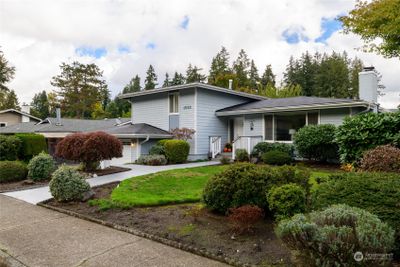 Ready-to-move-in tri-level home in a prime location, offering a convenient commute to Redmond and Bellevue. Brand new roof! Furnace and heat pump only 6 months old. | Image 1