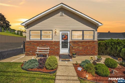 212 Gordon Ave, Totowa, NJ, 07512-2160 | Card Image