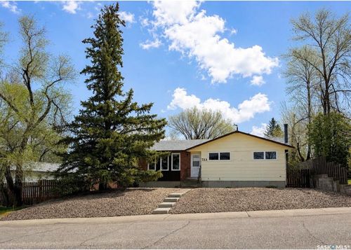 723 Field Dr, Swift Current, SK, S9H4C4 | Card Image