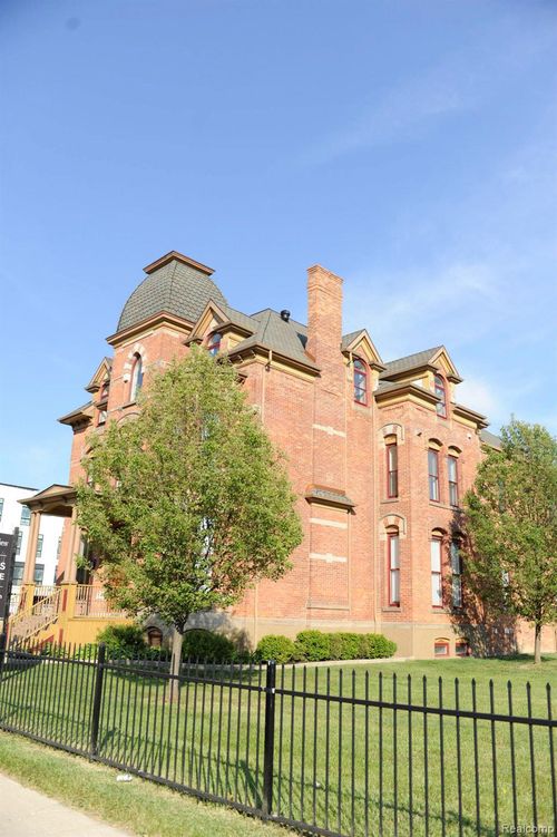 7-102 Edmund Pl, Detroit, MI, 48201-3147 | Card Image