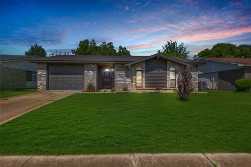 710 Country Ln, Grand Prairie, TX, 75052-6323 | Card Image