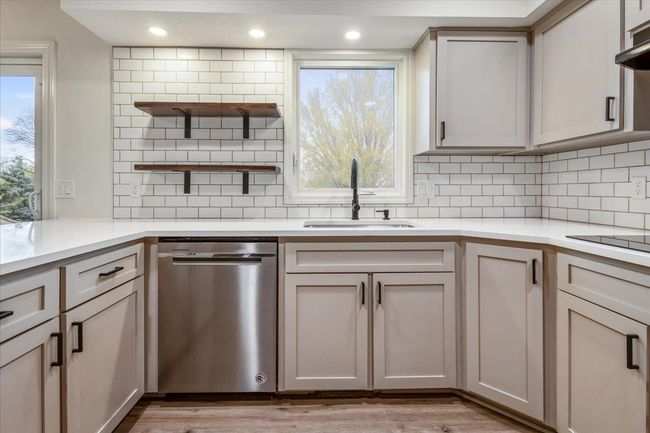 3102 Lynnwood Dr, House other with 4 bedrooms, 4 bathrooms and 2 parking in Bellevue NE | Image 12