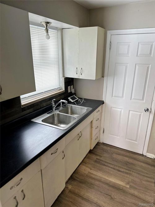 16503 Sussex St, Detroit, MI, 48235-3855 | Card Image