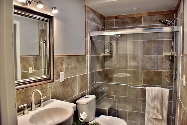 Bathroom with Shower | Image 10