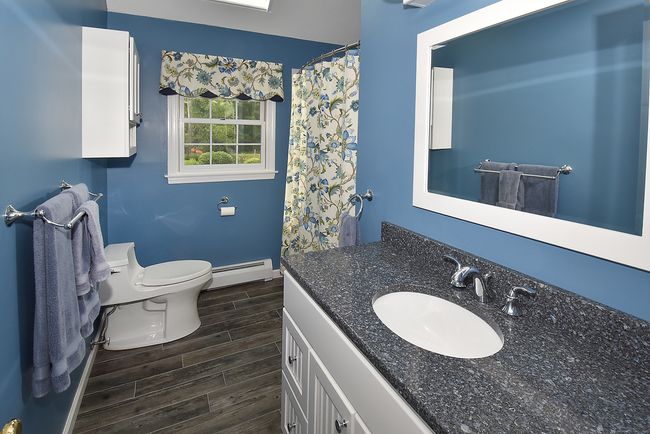 Upper level main bath | Image 31
