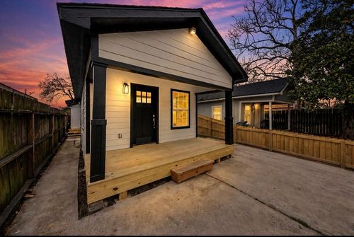 219 E James St, Baytown, TX, 77520-5048 | Card Image