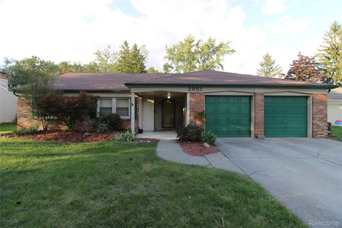2951 Hill Dr, Troy, MI, 48085-3715 | Card Image