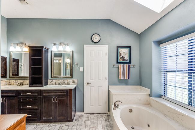 Jetted garden tub in the primary bathroom | Image 18