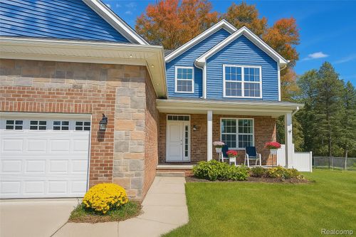 18071 Floral St, Livonia, MI, 48152-3715 | Card Image