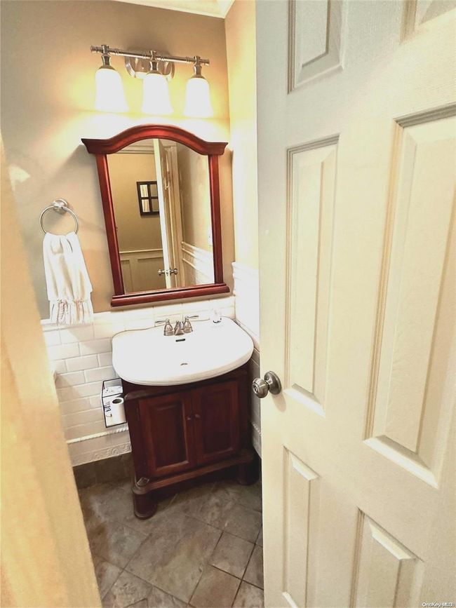 Porcelain Sink Raised Panel Door | Image 13