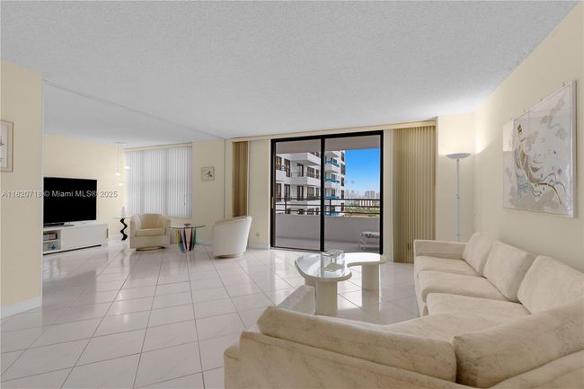 APT-1717 - 2500 Parkview Dr, Condo with 2 bedrooms, 2 bathrooms and null parking in Hallandale Beach FL | Image 15