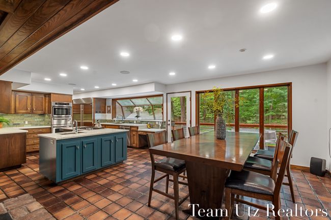 Eating area un kitchen | Image 22