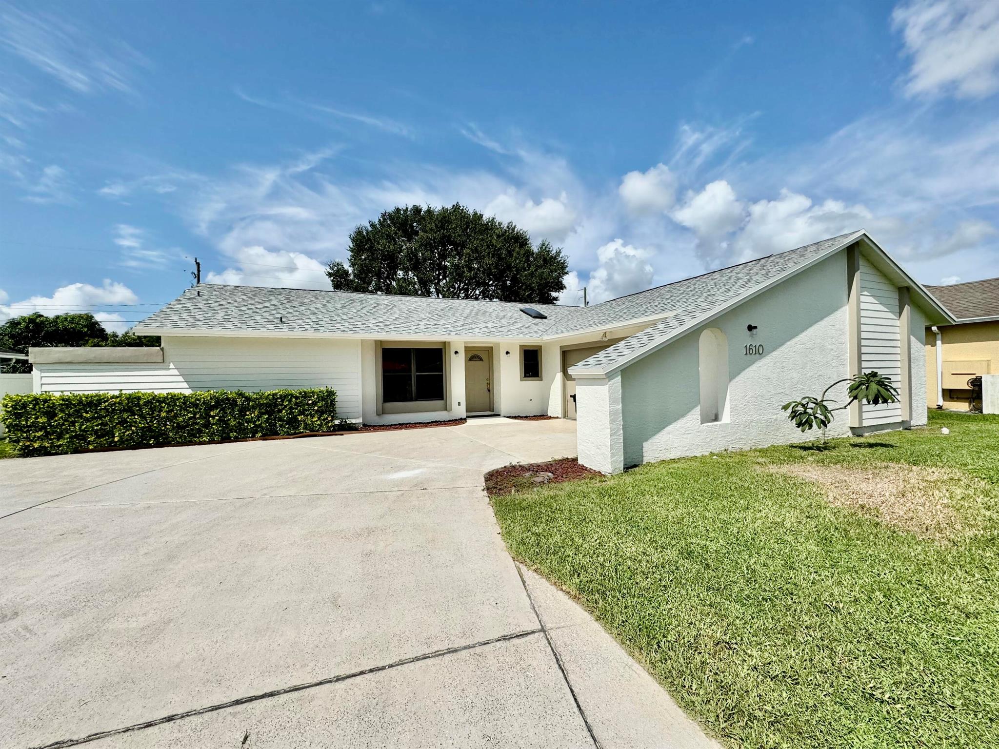 Hampshire Ln, Port Saint Lucie, FL 34953
