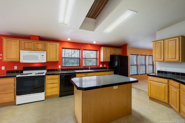 1075 Quail Run, House other with 3 bedrooms, 4 bathrooms and null parking in Lytle TX | Image 11