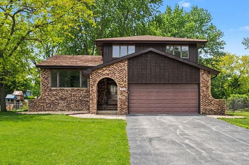 9792 W Oakridge Dr, Saint John, IN, 46373-9549 | Card Image