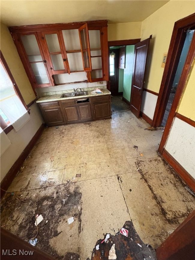 3180 E 134th St Cleveland, OH 44120 is a Duplex that needs a little TLC. Each unit has 2 bedrooms and 1 bathroom. One unit is on the first floor and the other on the second. | Image 5