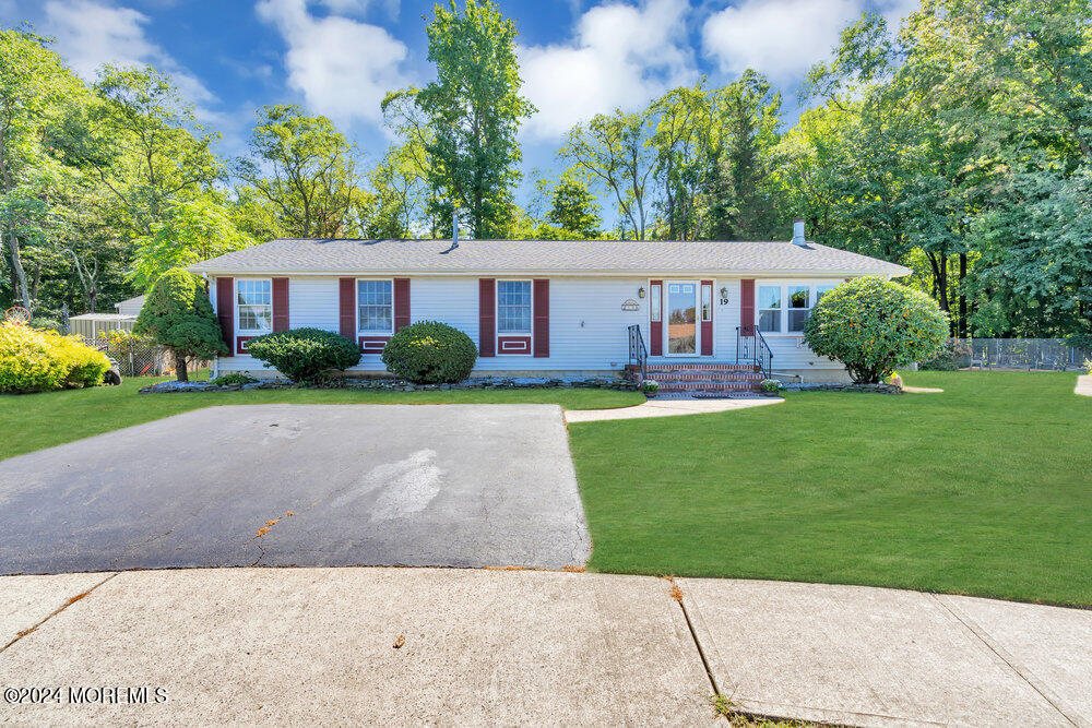 Hill Ct, Manalapan, NJ 07726