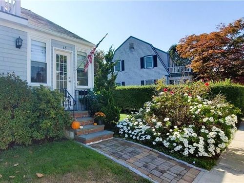 18 Palmer St, Newport, RI, 02840-3835 | Card Image