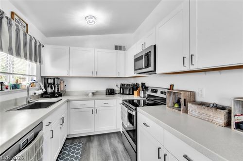 111 Maple St, Henderson, NV, 89015-6155 | Card Image