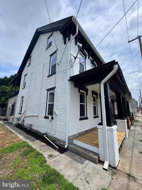 35 W Main St, NEWMANSTOWN, PA, 17073-9257 | Card Image