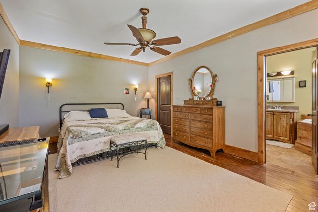 Main level primary en-suite with large walk-in closet | Image 13